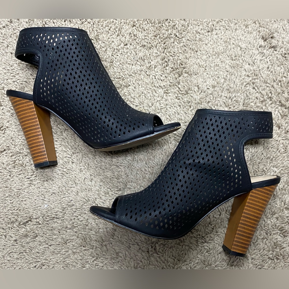 🖤attention • black peep toe bootie • 7
